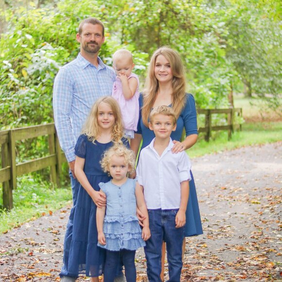 Meet your Posher, Melissa - Picture 1 of 5